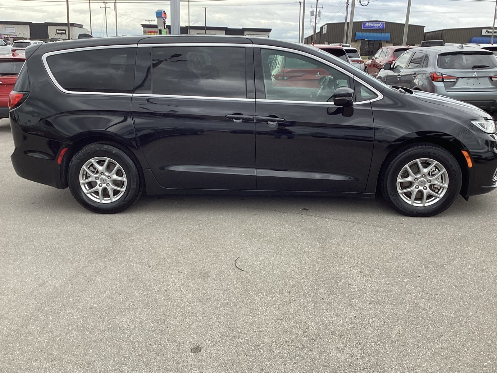 Used 2025 Chrysler Pacifica Select FWD image 4