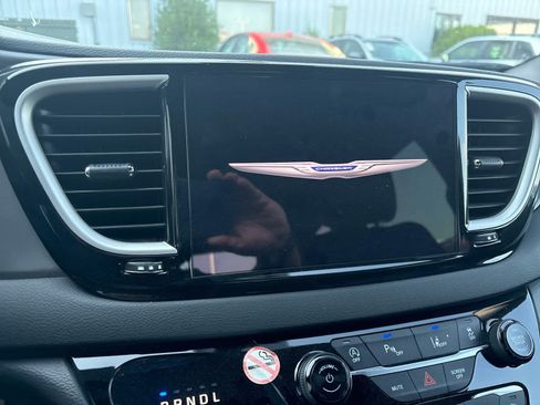 Used 2025 Chrysler Pacifica Select FWD image 12