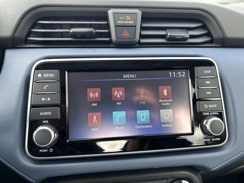 Used 2025 Nissan Versa SV w/ Trunk Package image 28