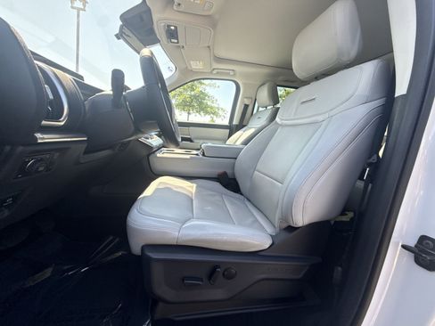 Used 2025 Ford Expedition Platinum AWD/4WD image 13