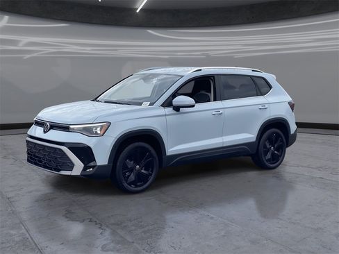 New 2026 Volkswagen Taos SE image 3