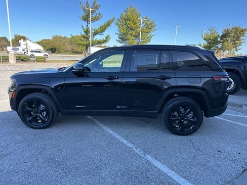 New 2025 Jeep Grand Cherokee Altitude image 18