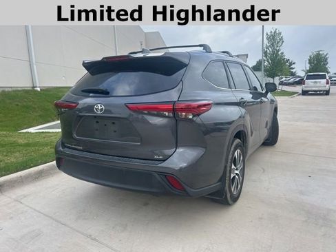 Used 2023 Toyota Highlander XLE FWD image 3