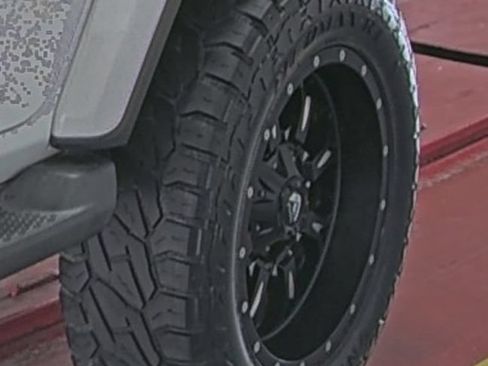Used 2019 Jeep Wrangler Unlimited Sahara w/ Uconnect 4C Nav & Sound Group AWD/4WD image 4