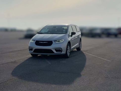 New 2026 Chrysler Pacifica Limited image 3