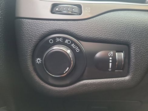 Used 2020 Jeep Cherokee Latitude AWD/4WD image 34