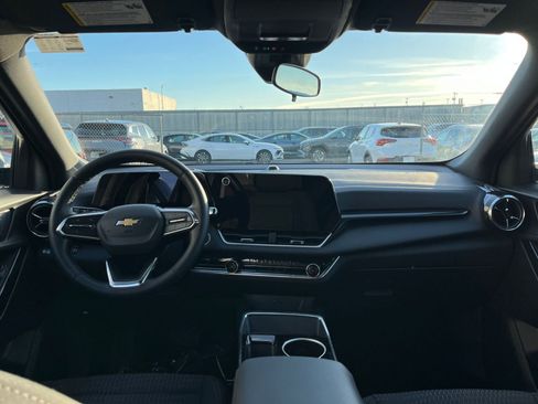 Used 2025 Chevrolet Equinox LT image 32