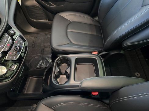 New 2025 Chrysler Pacifica Select image 18