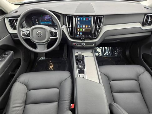 Used 2025 Volvo XC60 B5 Plus image 12