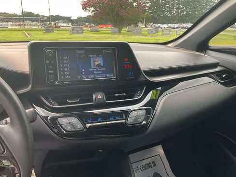 Used 2018 Toyota C-HR XLE FWD image 21