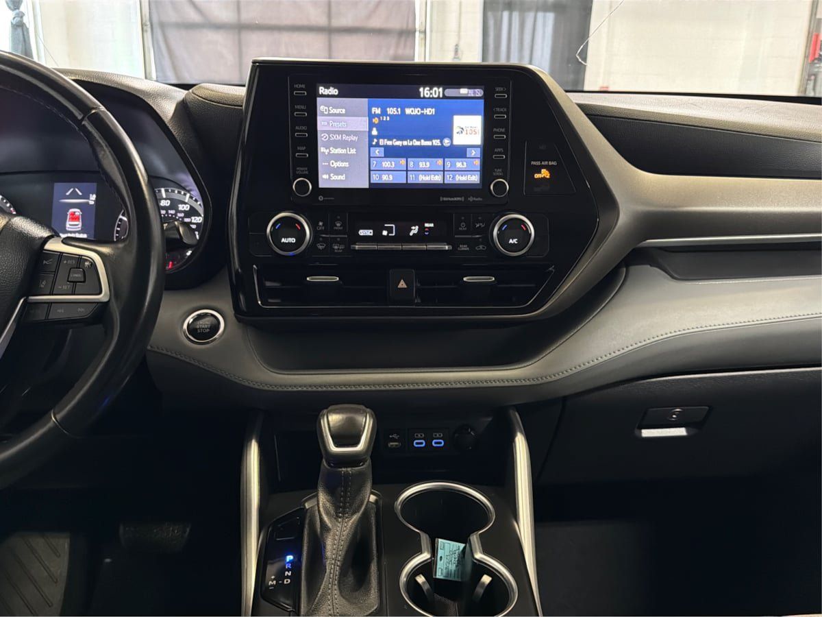 Used 2022 Toyota Highlander LE AWD/4WD image 17