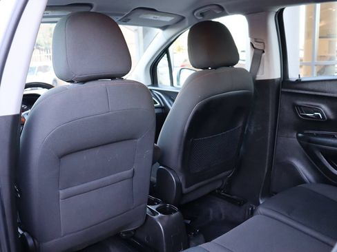 Used 2020 Chevrolet Trax LS FWD image 31