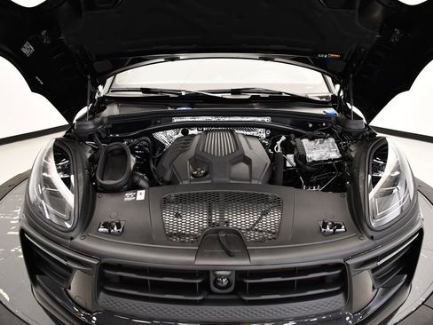 Used 2025 Porsche Macan image 14