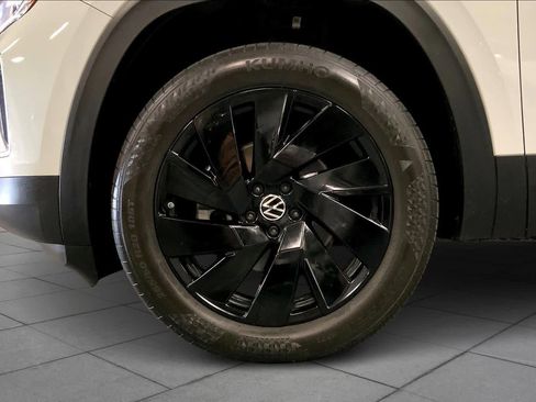 Used 2024 Volkswagen Atlas SE w/ Panoramic Sunroof Package image 10