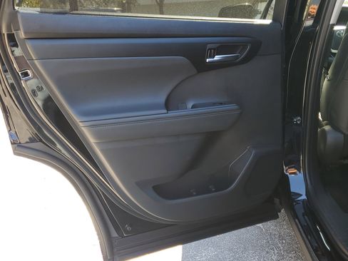 Used 2026 Toyota Highlander XLE image 11