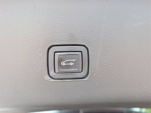 Used 2023 Chevrolet Traverse LT FWD image 21