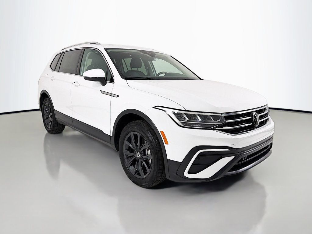 Used 2024 Volkswagen Tiguan SE w/ Panoramic Sunroof Package AWD/4WD image 1