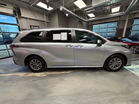 Used 2022 Toyota Sienna XLE image 32
