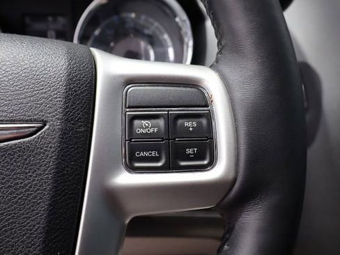 Used 2016 Chrysler Town & Country Touring-L FWD image 19