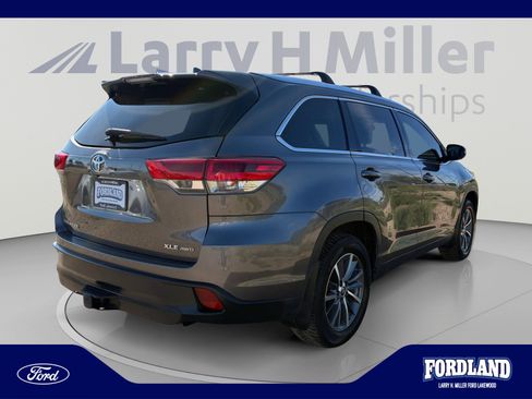 Used 2019 Toyota Highlander XLE AWD/4WD image 5