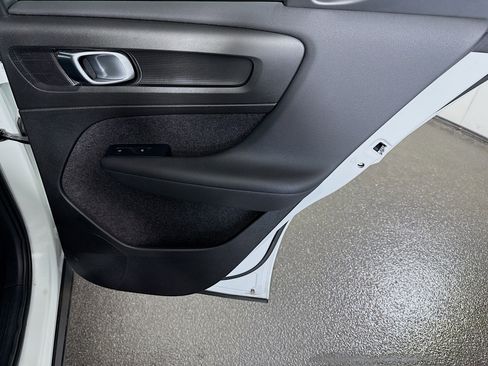 Used 2025 Volvo XC40 B5 Core image 28