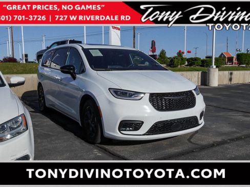 Used 2023 Chrysler Pacifica Limited w/ Uconnect Theater Family Group FWD image 1