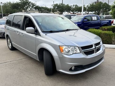 Used 2019 Dodge Grand Caravan SXT image 3