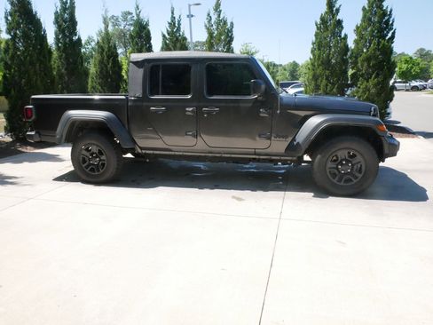 Used 2022 Jeep Gladiator Sport image 11
