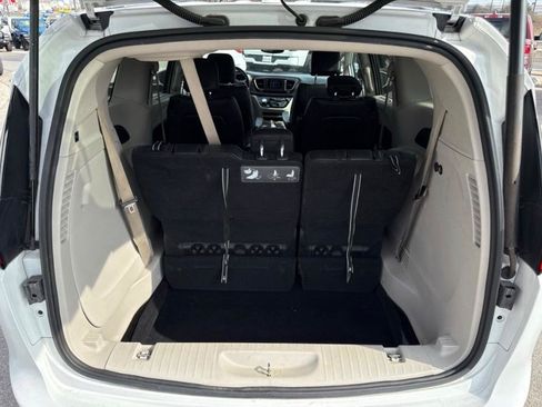 Used 2019 Chrysler Pacifica Touring-L FWD image 21