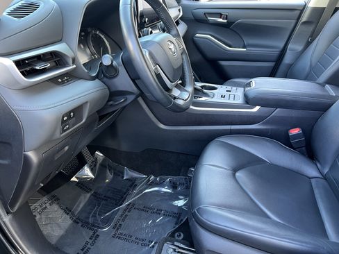 Used 2024 Toyota Highlander XLE image 15