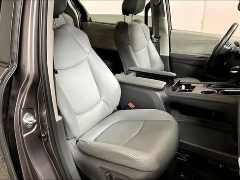 Used 2021 Toyota Sienna XLE image 7