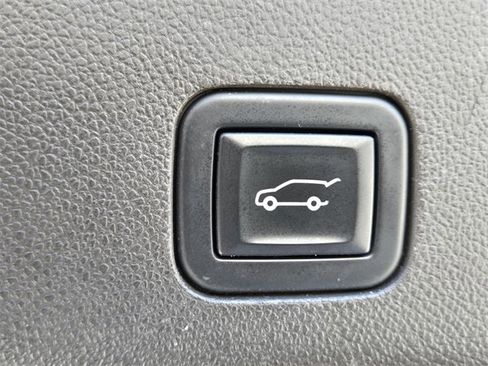 Used 2021 GMC Yukon XL Denali w/ Denali Premium Package image 18