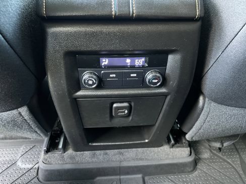 Used 2020 Chevrolet Traverse LT image 21