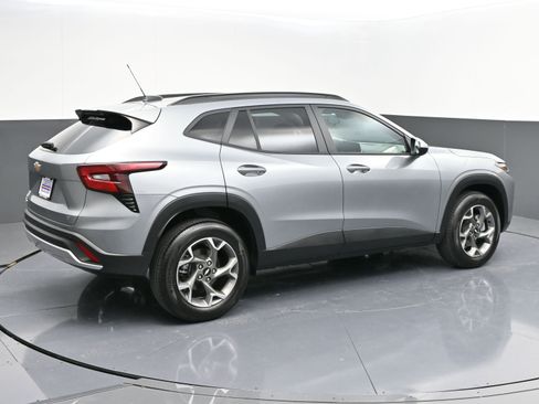 Used 2025 Chevrolet Trax LT w/ Sunroof Package image 7