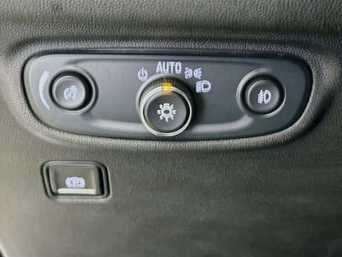 Used 2024 GMC Terrain SLT image 16