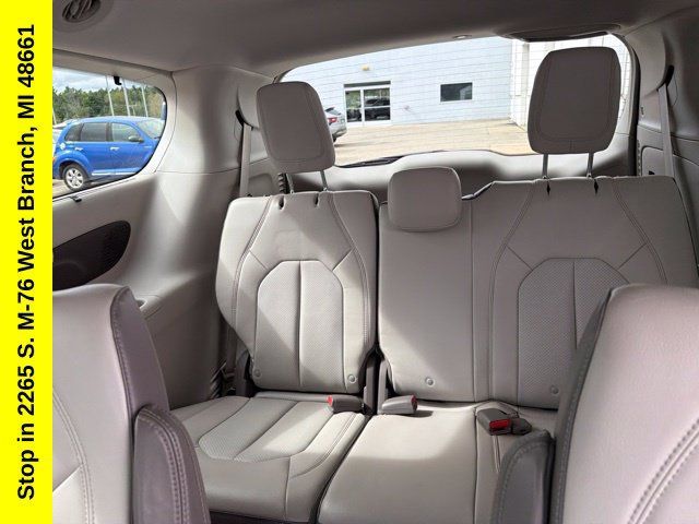 Used 2017 Chrysler Pacifica Touring-L Plus FWD image 19