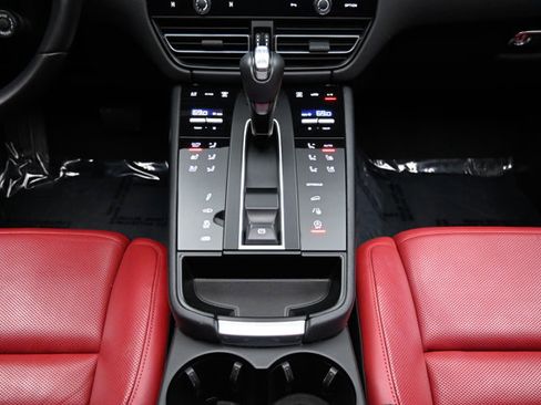 Used 2023 Porsche Macan GTS image 9