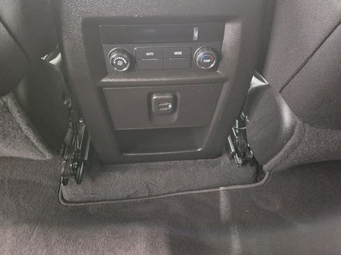 Used 2023 Chevrolet Traverse LT image 23