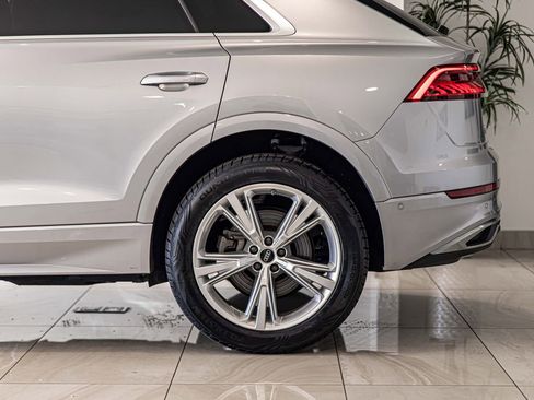 Used 2022 Audi Q8 Premium image 7
