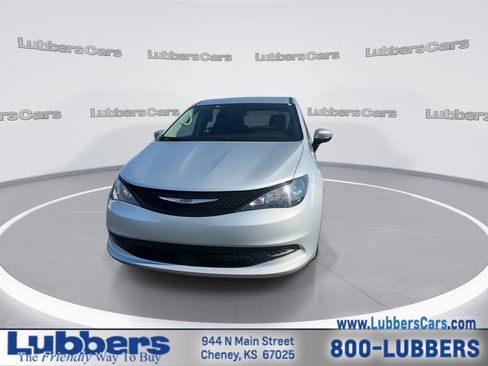 Used 2023 Chrysler Voyager LX image 3