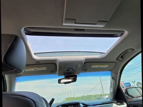 Used 2015 Chevrolet Suburban LT image 18