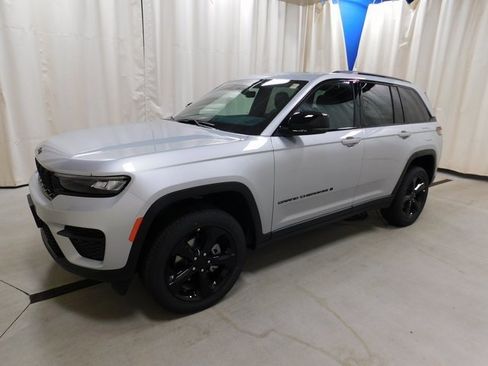 New 2025 Jeep Grand Cherokee Altitude image 15