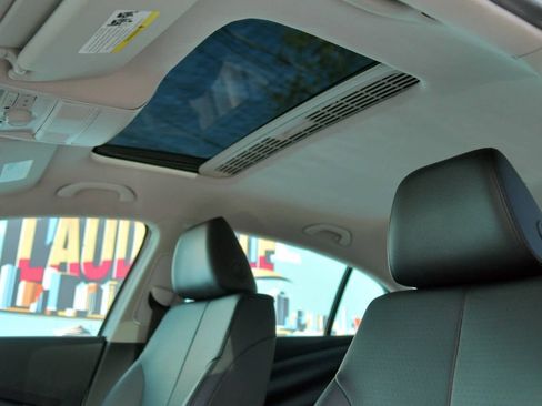 Used 2010 Volkswagen Passat Komfort image 18