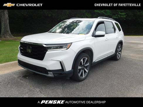 Used 2025 Honda Pilot Touring image 1