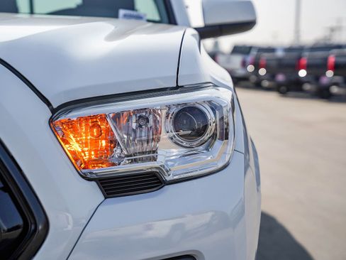 Certified 2020 Toyota Tacoma SR image 5