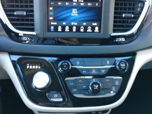 Used 2020 Chrysler Voyager Lxi image 14