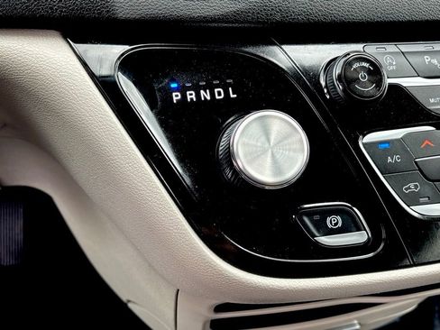 Used 2024 Chrysler Pacifica Touring-L FWD image 20