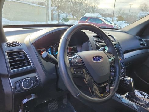 Used 2018 Ford Explorer XLT image 20