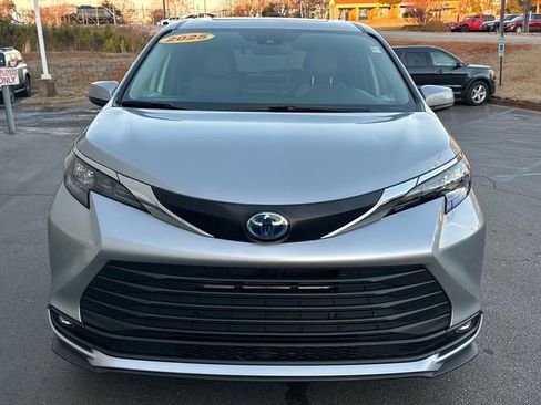 Used 2025 Toyota Sienna XLE image 8