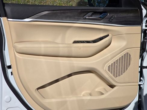 New 2025 Jeep Grand Cherokee Limited image 38